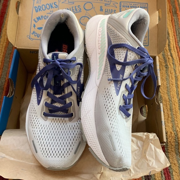 Women’s Size 8.5 Medium Width (B) Brooks Adrenaline GTS 22 Running Shoes - Picture 3 of 7